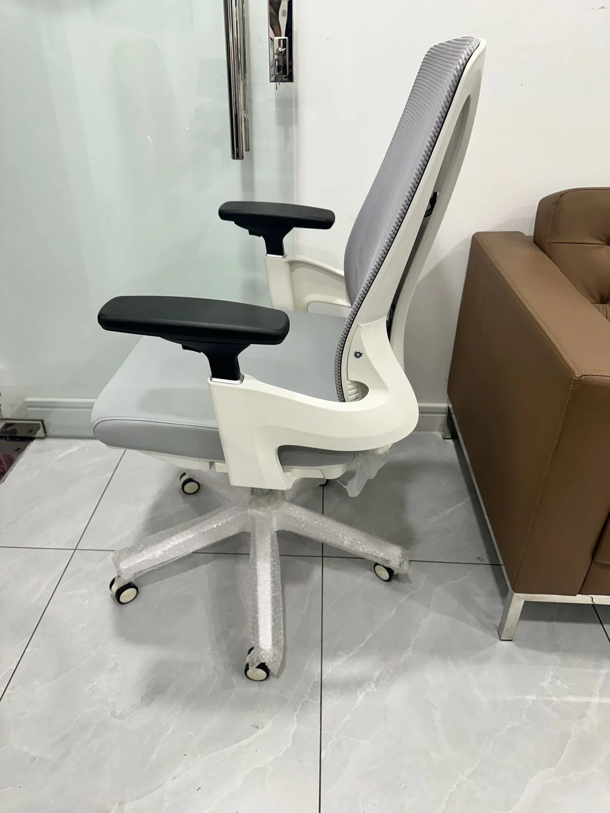 SM4: Mid Back Mesh Chair - Image 3